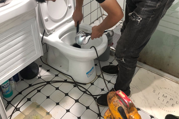 松山湖管委会疏通下水道