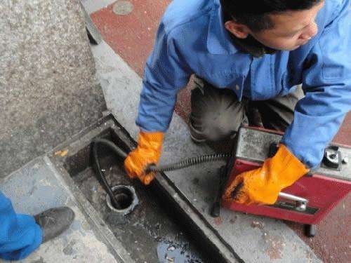 松山湖管委会疏通下水道