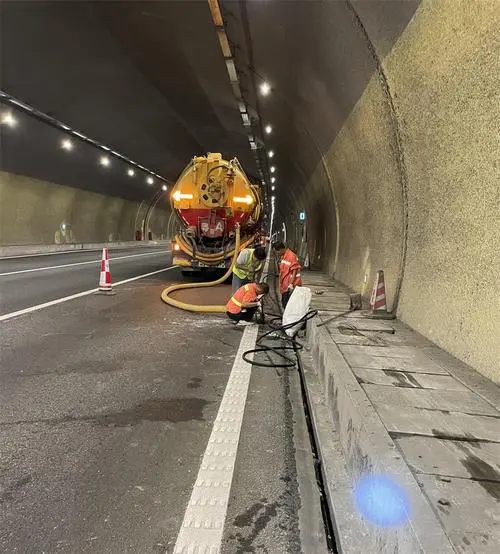 松山湖管委会隧道排水渠清淤